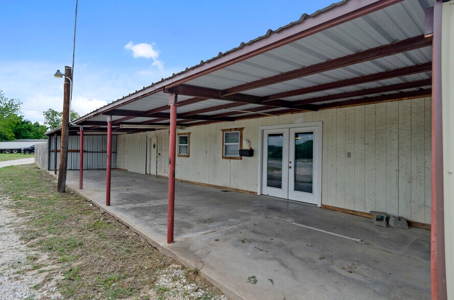 More Photos Of 5716 N US Highway 287, Alvord Truck Terminal For Sale