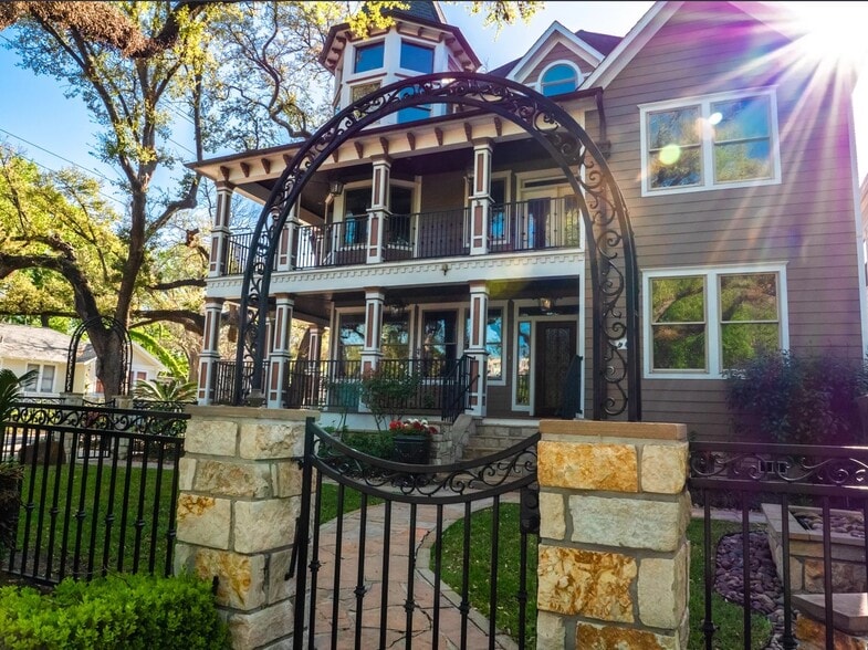 More Photos Of 446 Heights Blvd, Houston Office Residential For Lease