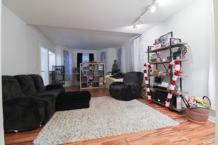 More Photos Of 40523 N Il Route 83, Antioch Apartments For Sale