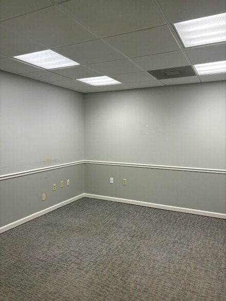 More Photos Of 102 W 7th St, Columbia Showroom For Lease