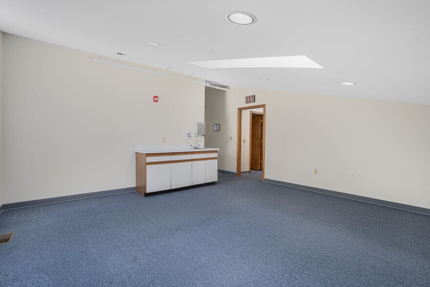 More Photos Of 24 Salt Pond Rd, Wakefield Medical For Sale