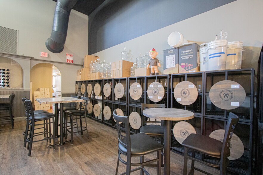 More Photos Of 104 Macomb Pl, Mount Clemens Restaurant For Sale