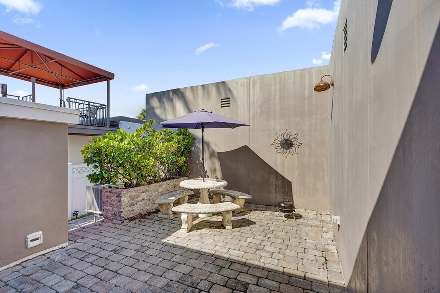 More Photos Of 322 Oklahoma St, Hollywood Multifamily For Sale