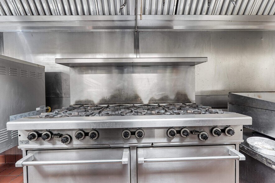 More Photos Of 850 Kepler Dr, Green Bay Restaurant For Sale