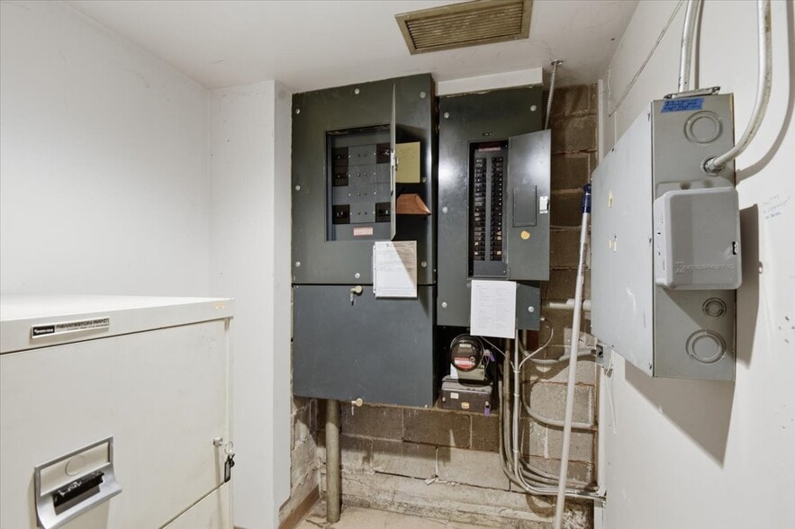 More Photos Of 10310 Aurora Ave N, Seattle Warehouse For Sale