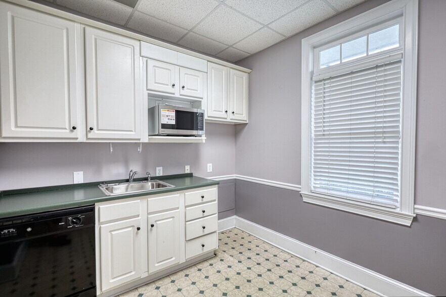 More Photos Of 1229 Royal Dr, Conyers Office For Sale