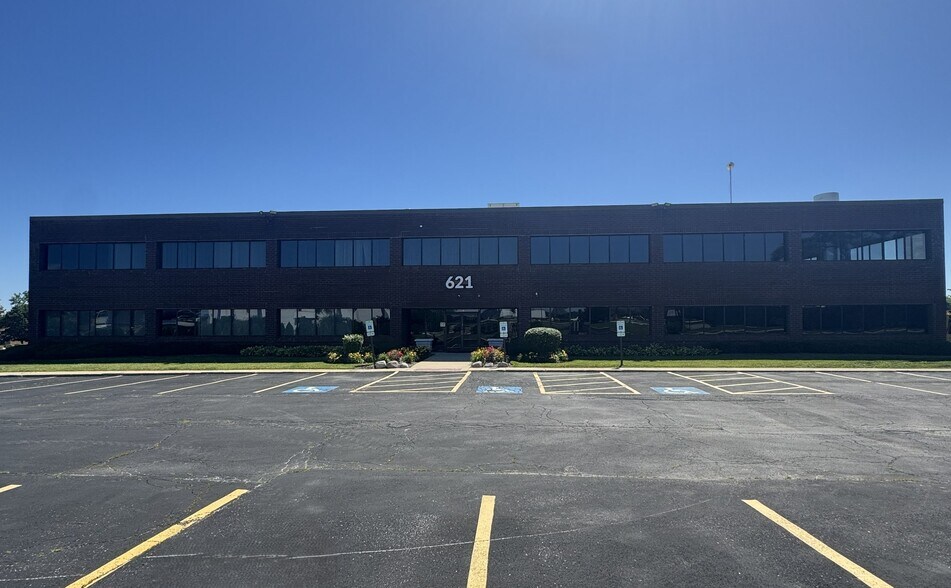More Photos Of 621 Busse Rd, Bensenville Warehouse For Lease