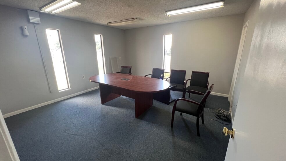 More Photos Of 3419 E Broadway Ave, North Little Rock Service For Lease