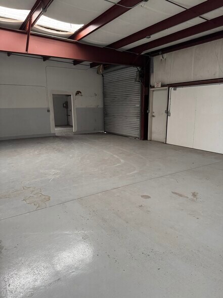 More Photos Of 5500 Commerce Dr, Orlando Warehouse For Lease