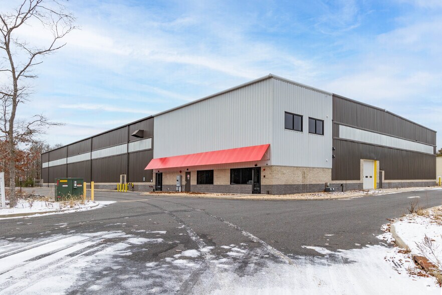 Primary Photo Of 86 Industrial Rd, Wainscott Warehouse For Lease