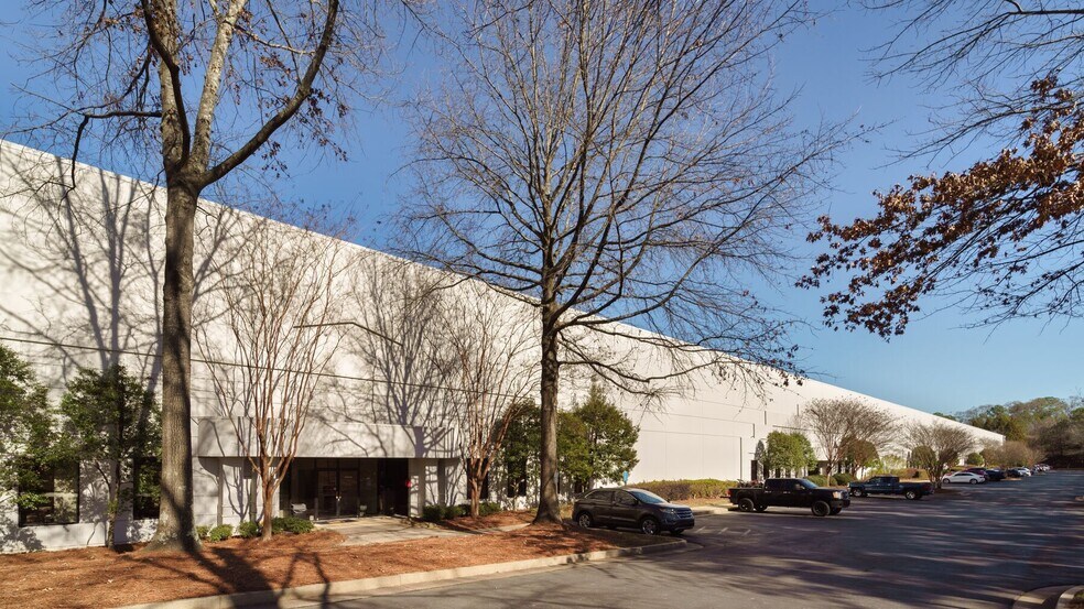 More Photos Of 2850 Barrett Lakes Blvd, Kennesaw Warehouse For Lease