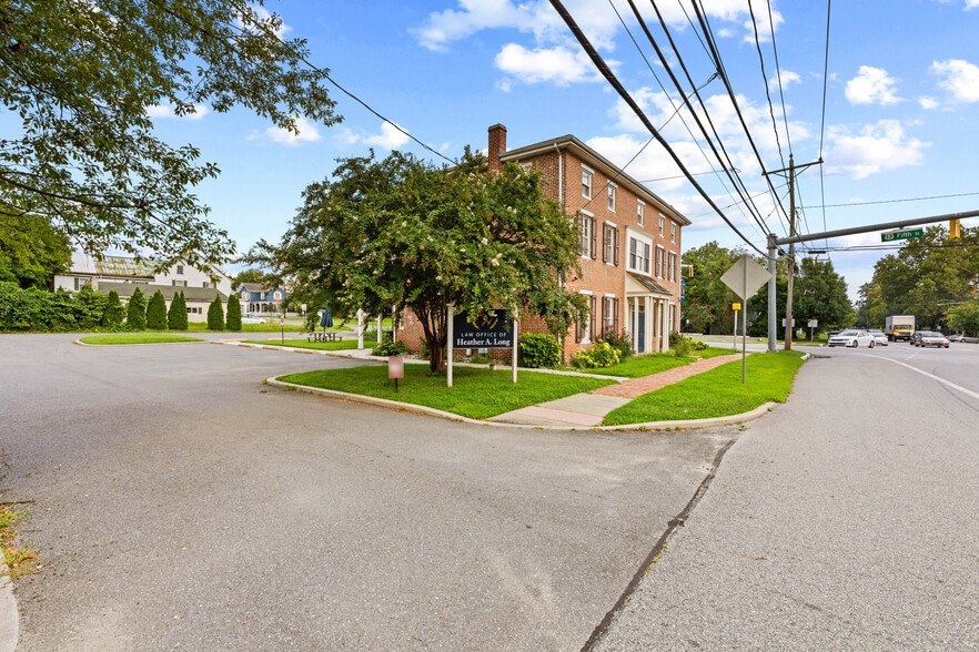 More Photos Of 501 Main St, Odessa Office For Sale
