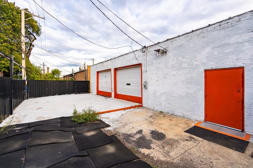 More Photos Of 4616 W Fullerton Ave, Chicago Light Manufacturing For Sale