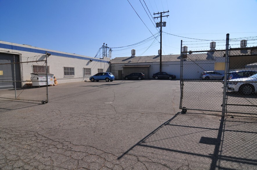 More Photos Of 1117 Chestnut St, Burbank Warehouse For Lease