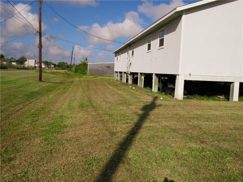 More Photos Of 1330 S Commercial St, Aransas Pass Hotel For Sale