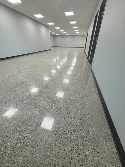 More Photos Of 4272 Lincoln Rd, Holland Showroom For Lease