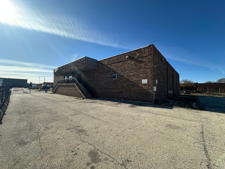 More Photos Of 1220 Mark St, Bensenville Warehouse For Lease