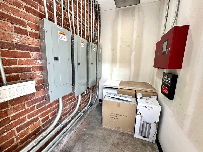 More Photos Of 801 N Broadway Ave, Oklahoma City Storefront Retail Office For Lease