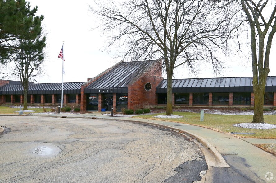 More Photos Of 5350-5360 Keystone Ct, Rolling Meadows Light Distribution For Lease