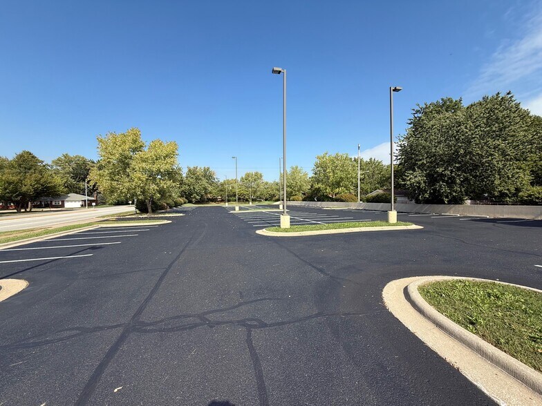 More Photos Of 2900 S National Ave, Springfield Medical For Lease