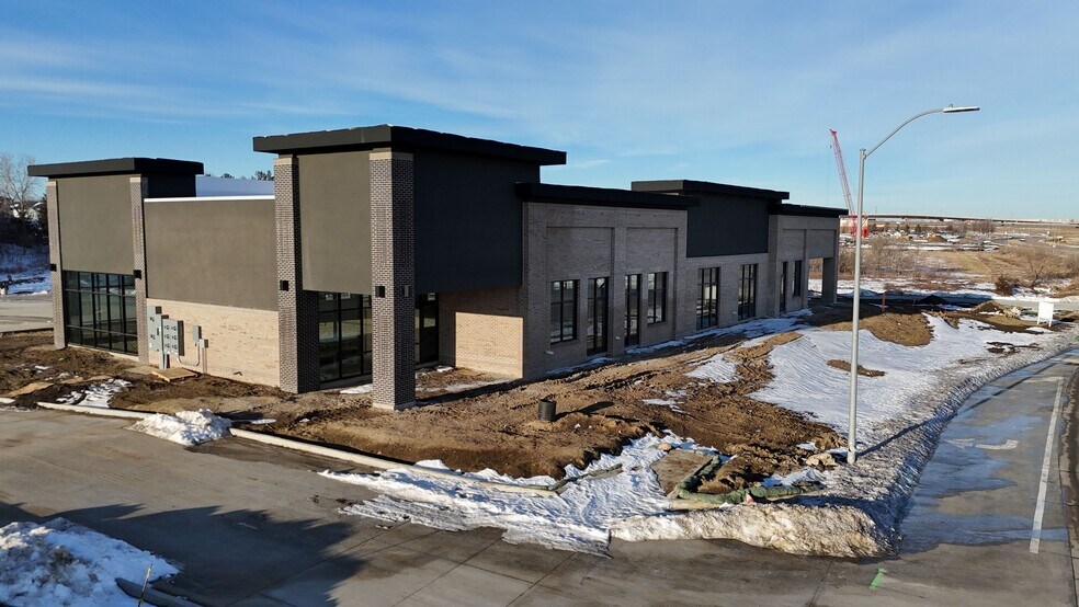 More Photos Of 10100 Plum Dr, Urbandale Restaurant For Lease