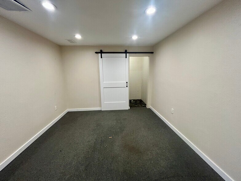 More Photos Of 2300 Grand Blvd, Holiday Flex For Sale