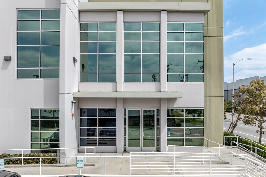 More Photos Of 6027 Bandini Blvd, Commerce Distribution For Lease