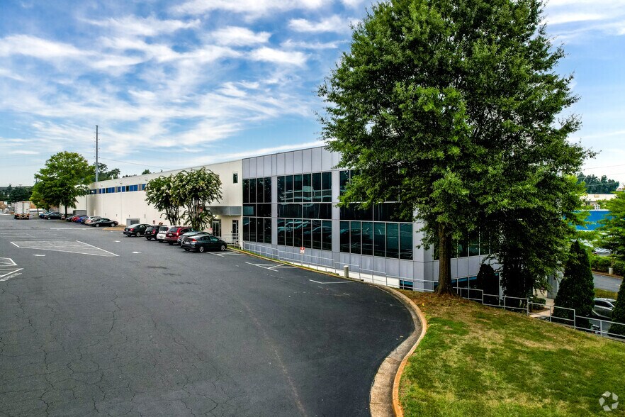 More Photos Of 4444-4446 South Blvd, Charlotte Warehouse For Lease