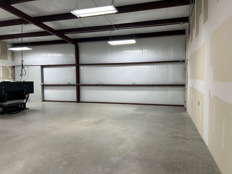 More Photos Of 718 Brehmer Ln, Fredericksburg Warehouse For Lease