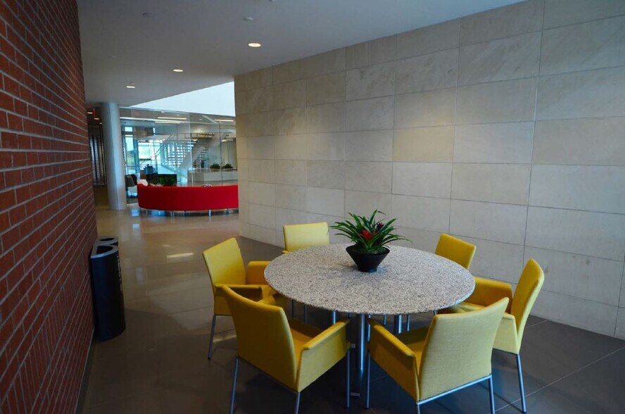 More Photos Of 13905 University Blvd, Sugar Land Medical For Sale