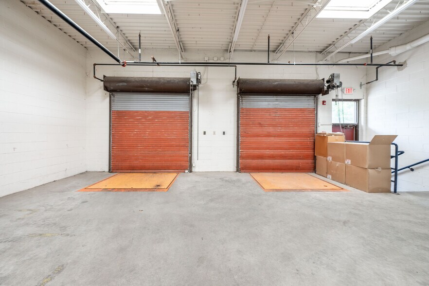 More Photos Of 10 Mile Hill Rd, Newtown Warehouse For Lease