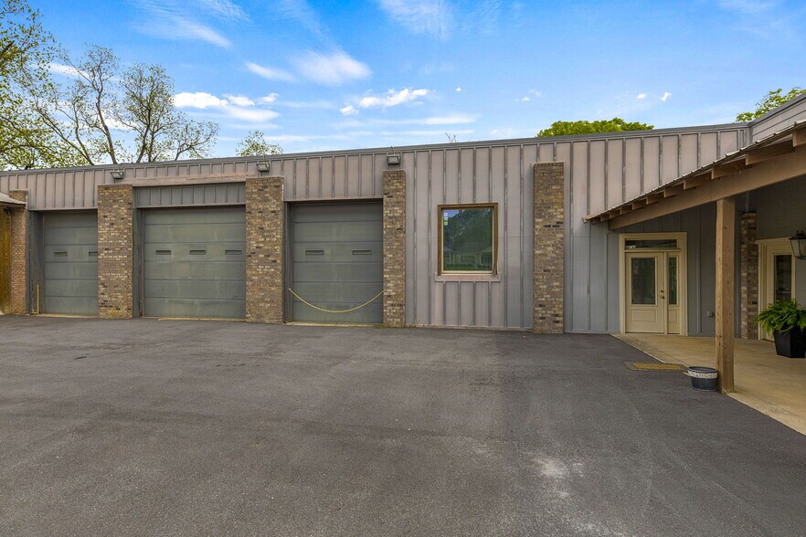 More Photos Of 505 E Main St, Clinton General Retail For Sale