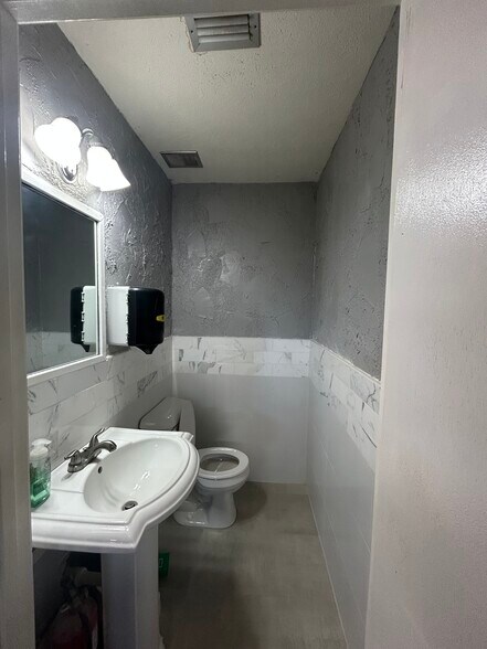 More Photos Of 13957 Mt Pleasant Rd, Jacksonville Office For Sale