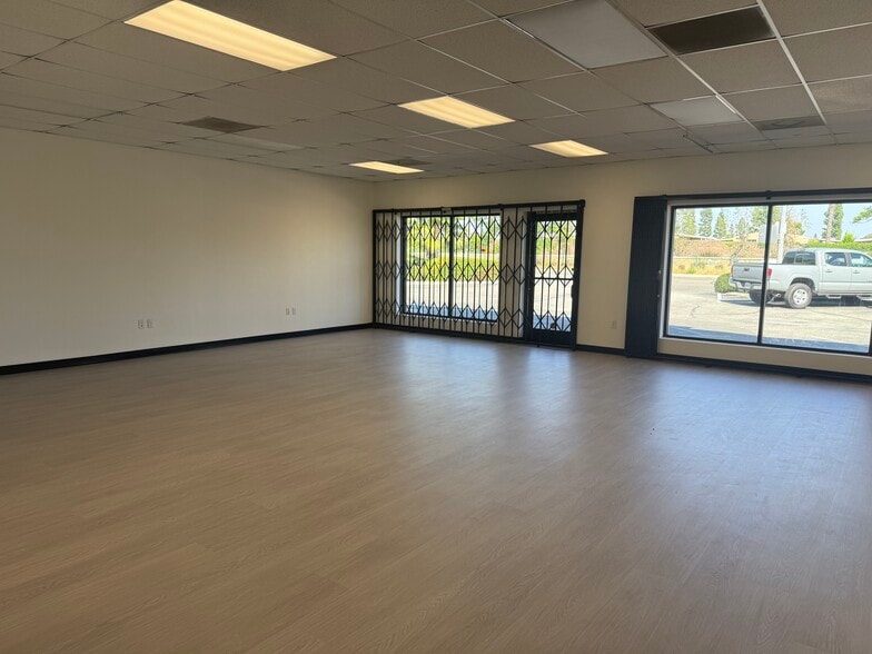 More Photos Of 8841-8863 Canoga Ave, Canoga Park Distribution For Lease