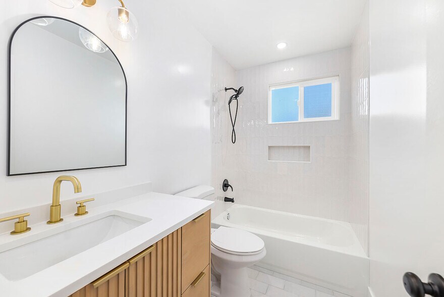 More Photos Of 3020 E 3rd St, Long Beach Apartments For Sale