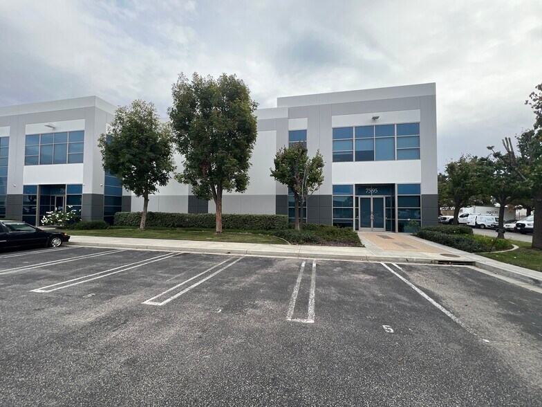 More Photos Of 7595 N San Fernando Rd, Burbank Warehouse For Lease