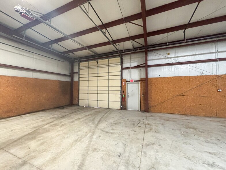 More Photos Of 1551 W Skyline Ave, Ozark Industrial For Lease