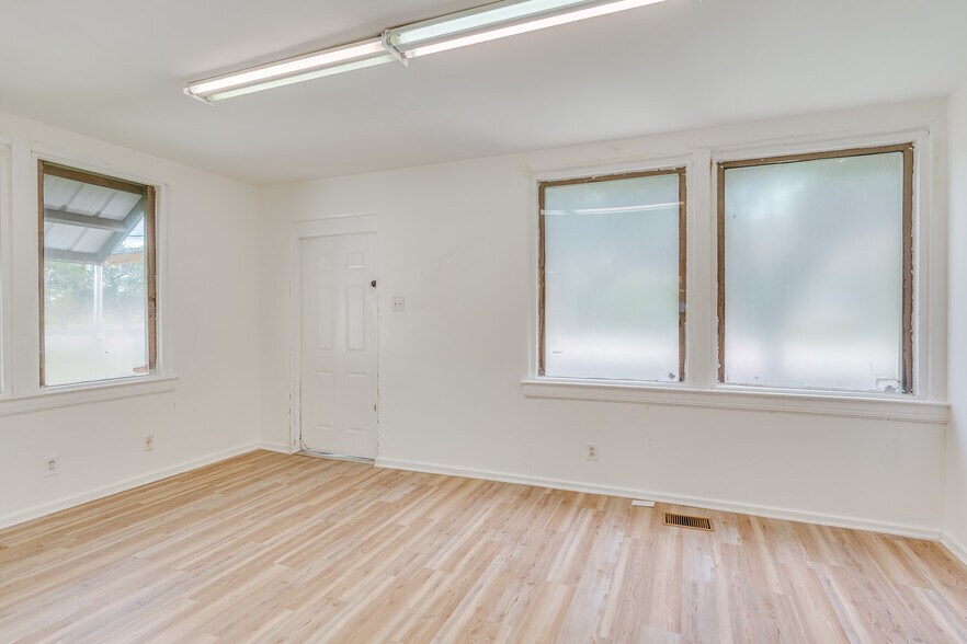 More Photos Of 1401 Spring Hill Ave, Mobile Medical For Sale