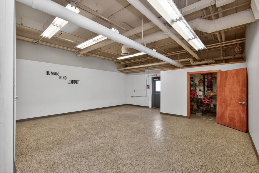 More Photos Of 1017 E 7th St N, Newton Office For Sale