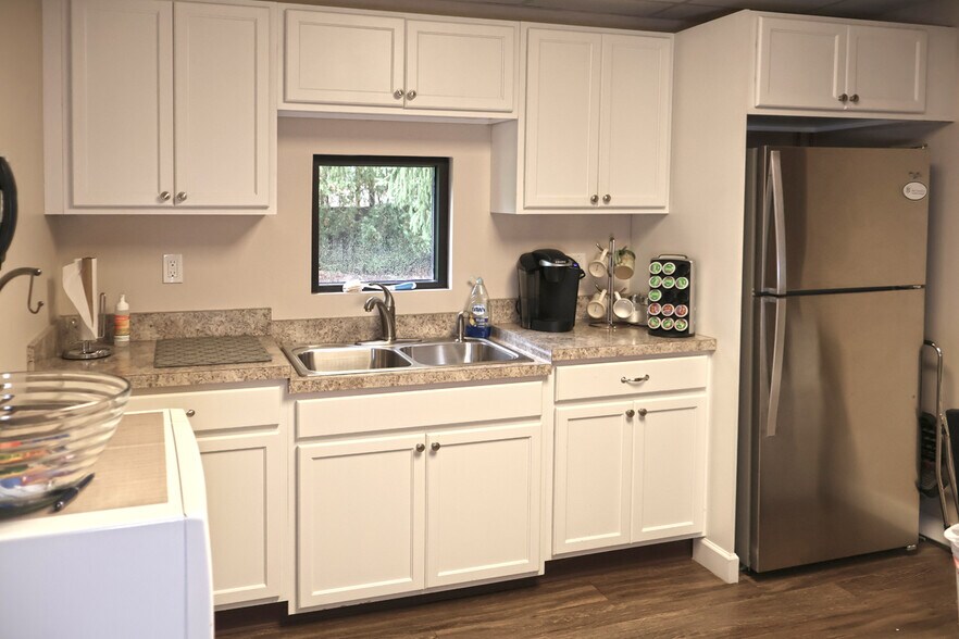 More Photos Of 1350 E Lake Lansing Rd, East Lansing Medical For Lease