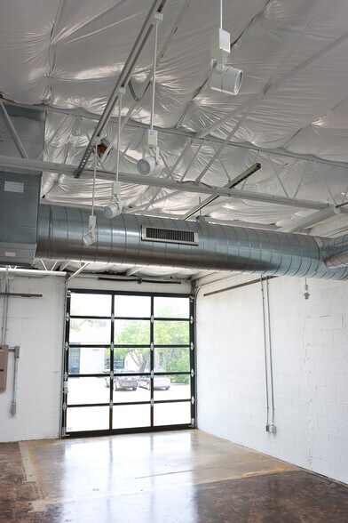 More Photos Of 2285 & 2289 Vantage St, Dallas Light Manufacturing For Lease