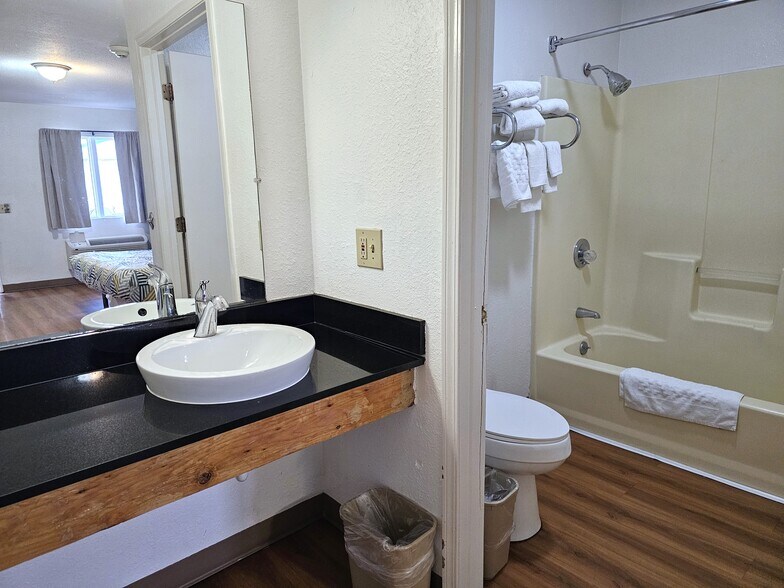 More Photos Of 1920 Bob Griffin Rd, Cameron Hotel For Sale