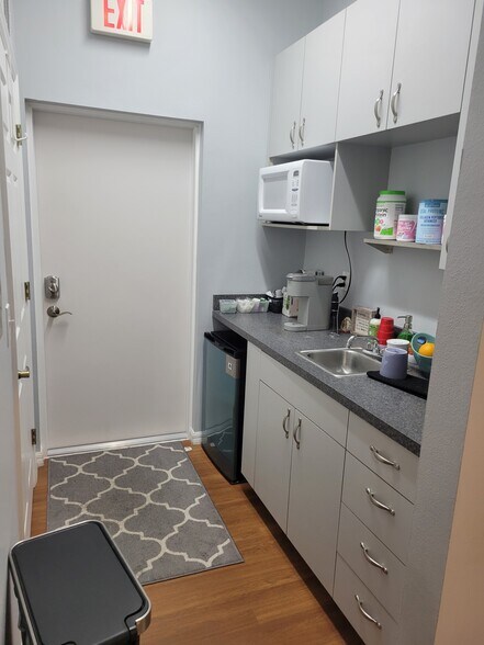 More Photos Of 9030 58th Dr E, Bradenton Medical For Lease