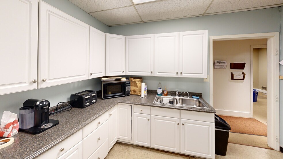 More Photos Of 151 Wolf Rd, Colonie Freestanding For Sale