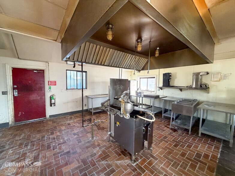 More Photos Of 210 SE 3rd St, Bend Restaurant For Lease