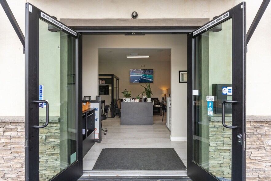 More Photos Of 20605 Soledad Canyon Rd, Canyon Country Office For Sale