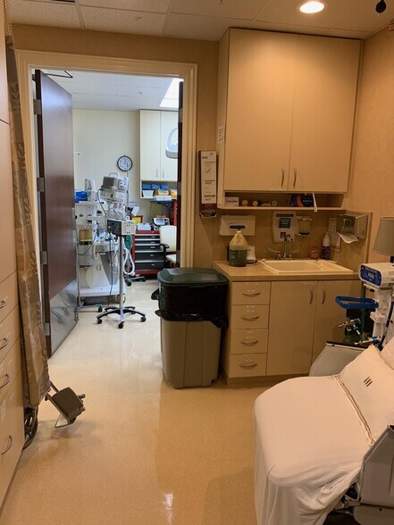 More Photos Of 670 Glades Rd, Boca Raton Medical For Sale