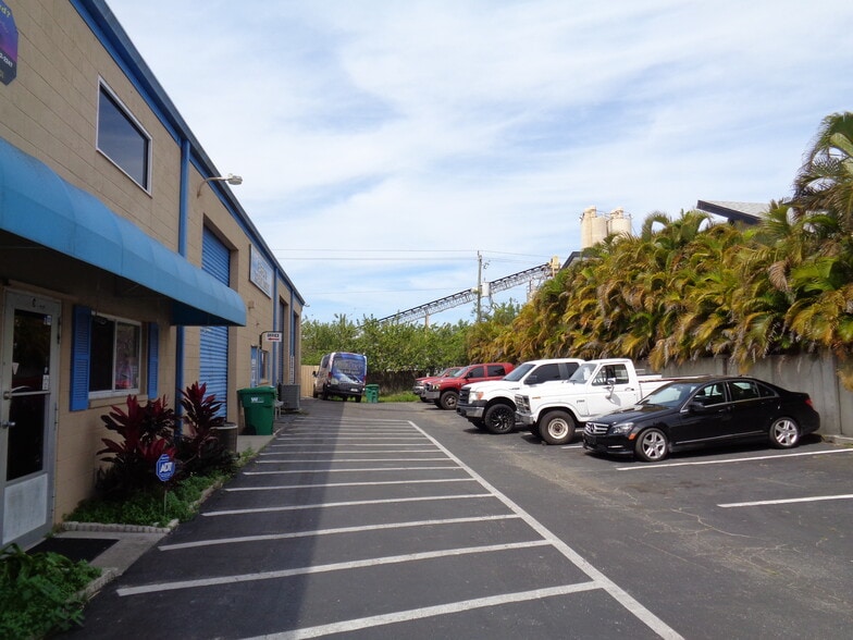 More Photos Of 6020 Deacon Rd, Sarasota Warehouse For Sale
