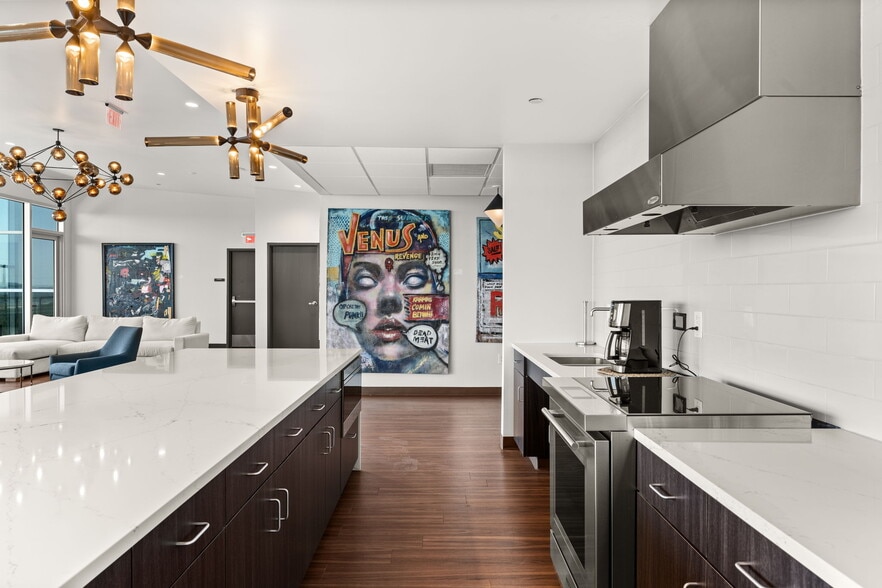 More Photos Of 4229 N FM 620 Hwy, Austin Showroom For Sale