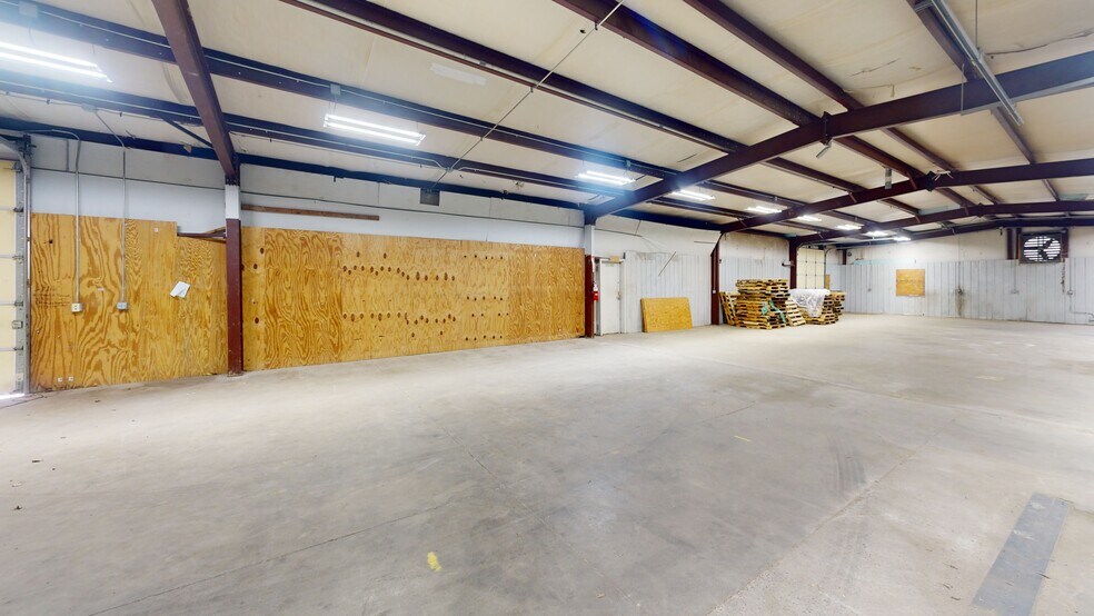 More Photos Of 908 SE 21st St, Bentonville Showroom For Lease